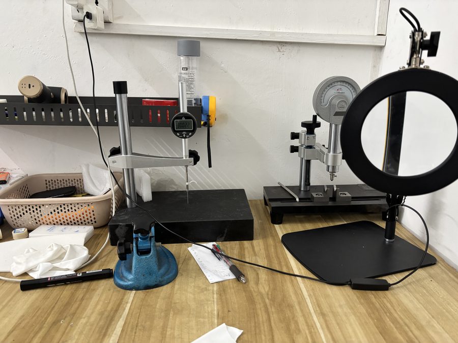 质量检验现场:尺寸测量仪器与检测工作台